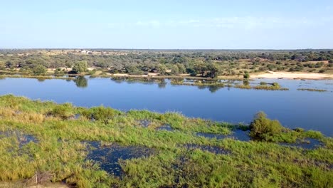 delta del río okavango en la frontera entre namibia y angola