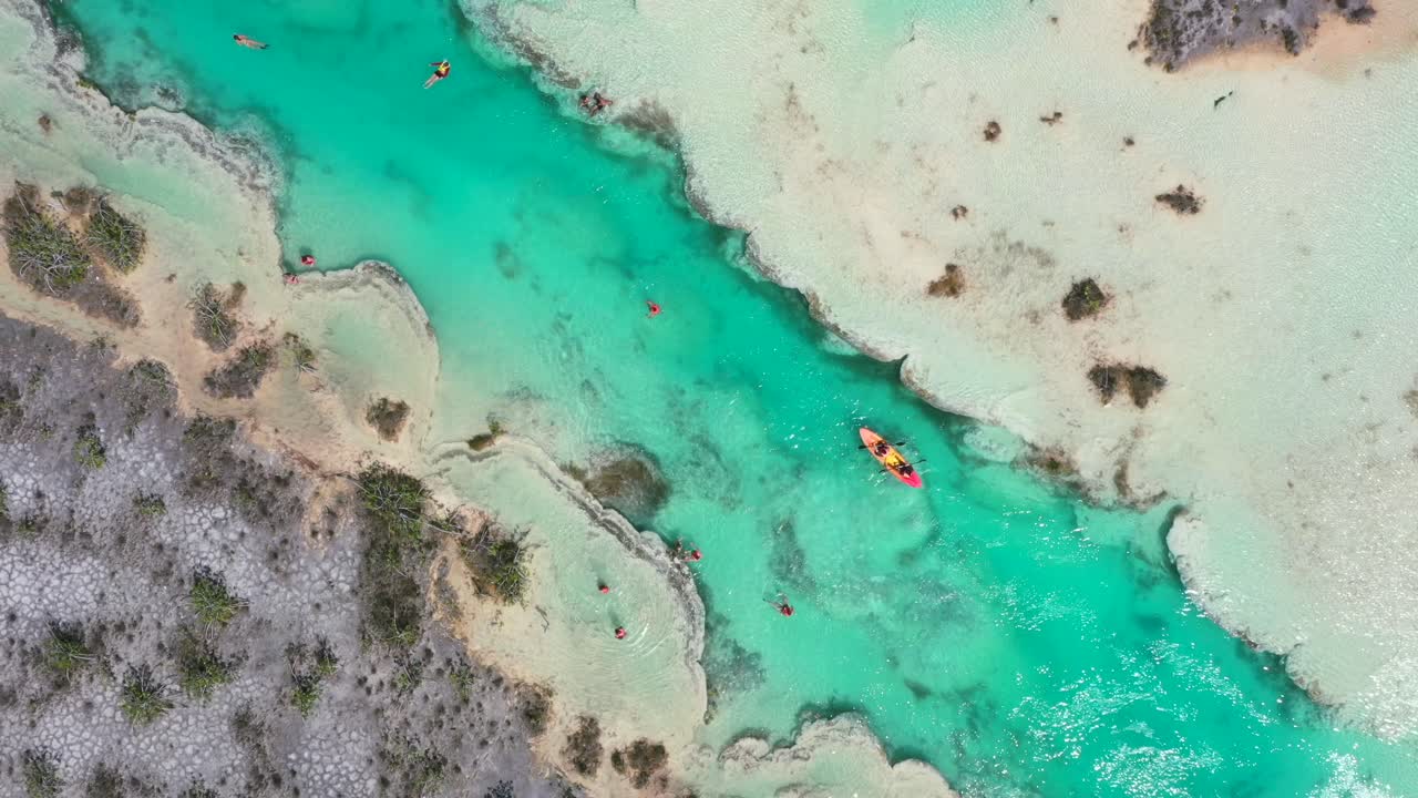Kayak e turisti alle rapide turchesi di Los Rapidos a Bacalar, Messico, ripresa aerea dall'alto