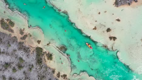 kayak y turistas en los rápidos azul turquesa de los rápidos en bacalar méxico, vista aérea de arriba hacia abajo