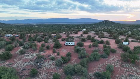 Autocaravanas-Estacionadas-En-Una-Pradera-Semidesértica-En-Sedona,-Arizona,-Ee.uu.