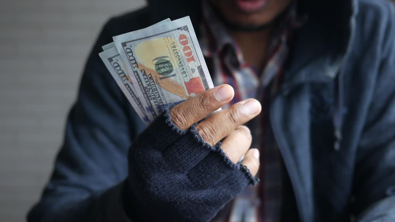 돈을 가지고 있는 사람