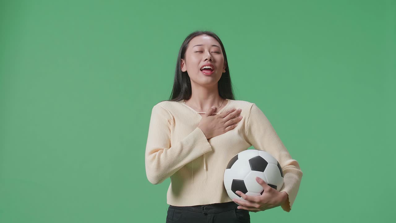 축구공 을 들고 있는 여자