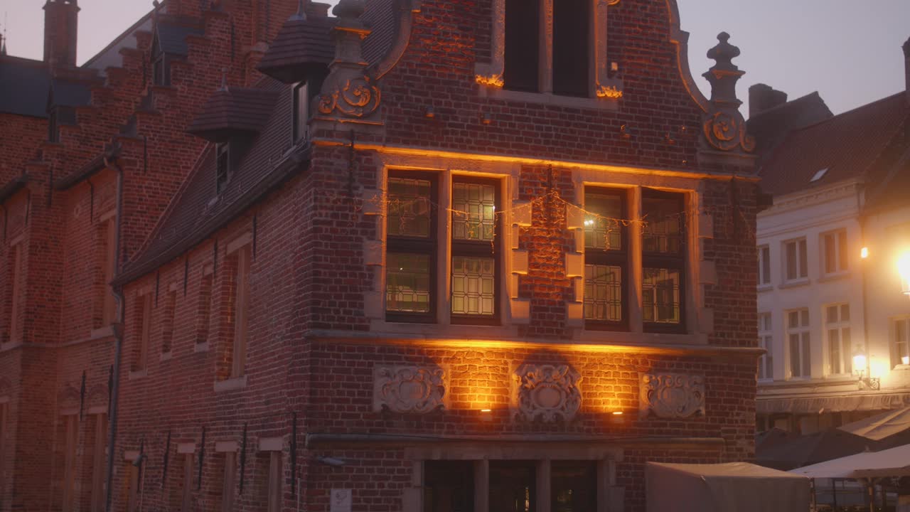 Immagine notturna di architettura in mattoni a Bruges, Belgio.