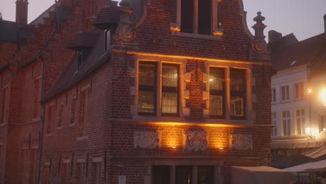 Imagen-Nocturna-De-La-Arquitectura-De-Ladrillo-En-Brujas-Bélgica