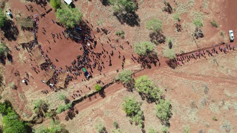 Luftaufnahme-Von-Menschenmassen,-Die-Sich-Am-Ende-Des-Freiheitstages-Festmarsches-In-Der-Abgelegenen-Gemeinde-Kalkaringi,-Northern-Territory,-Australien,-Am-Ort-Der-Zeremonie-Versammeln