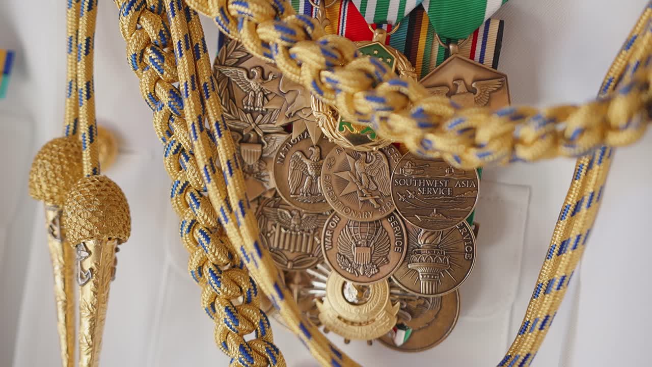 Søværnets medaljer og snore symboliserer ære og bedrift.