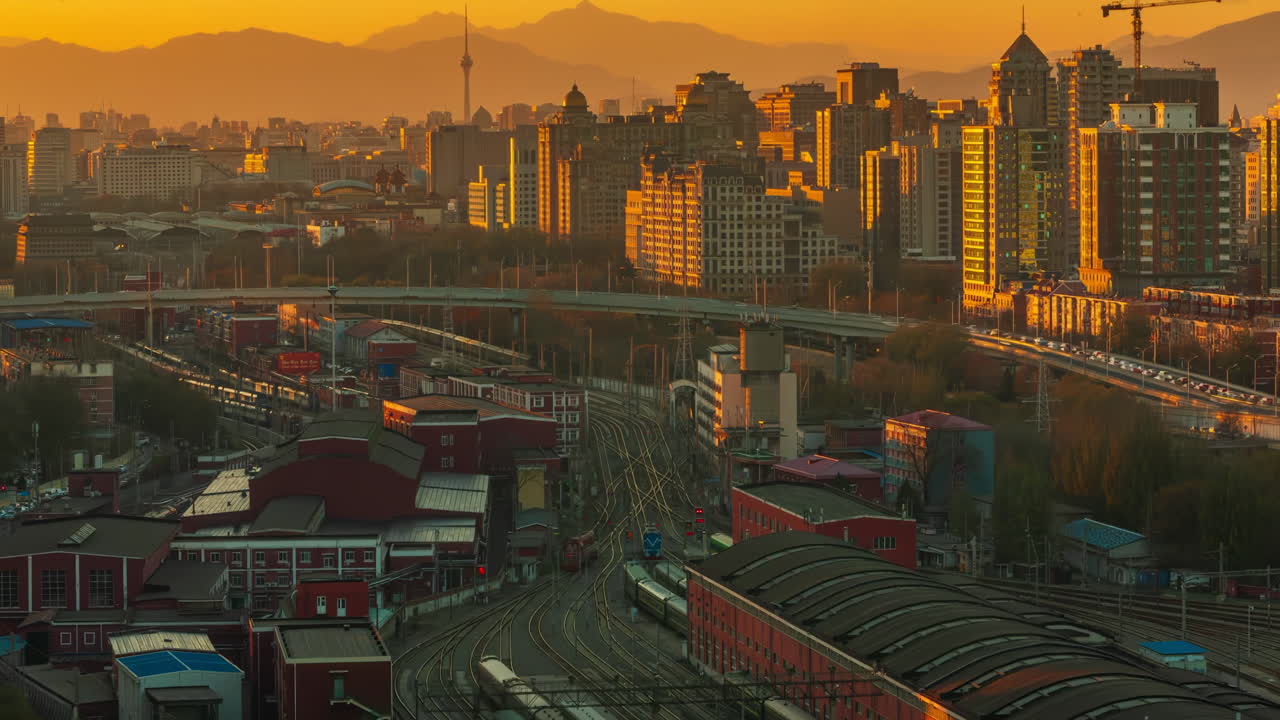 현대 도시 중심의 철도 근처의 파노라마 도시 풍경의 화려한 황혼 타임스