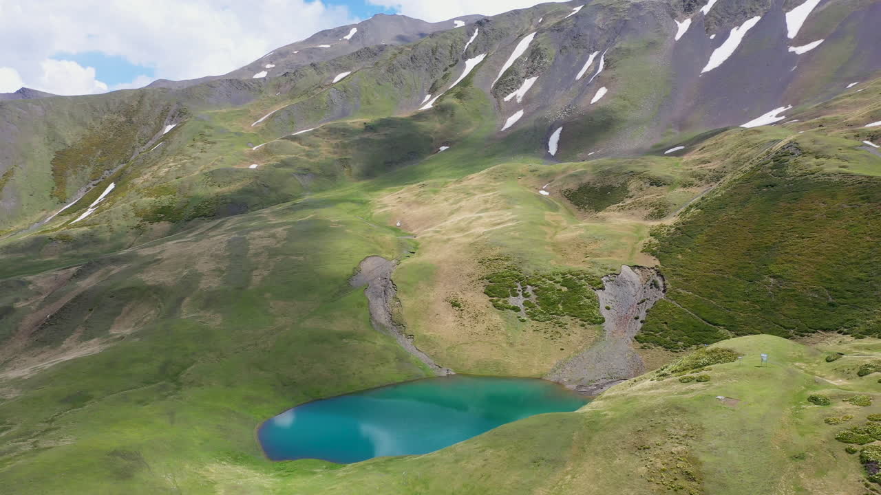 Filmisk droneoptagelse af Oreitsøen i Tusheti, Georgien, i Kaukasus-bjergene