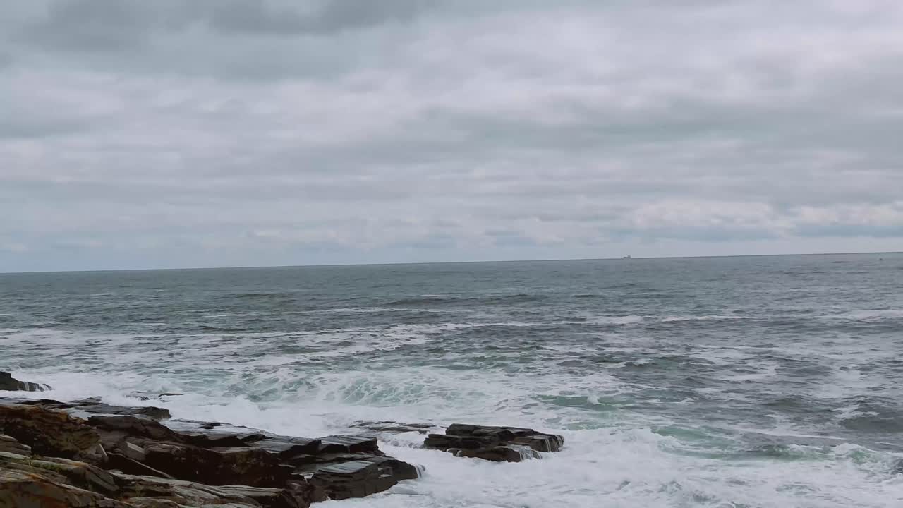 나 케이프 엘리자베스에 있는 투 라이트 주립 공원에서 서핑 경고가 발생했습니다.