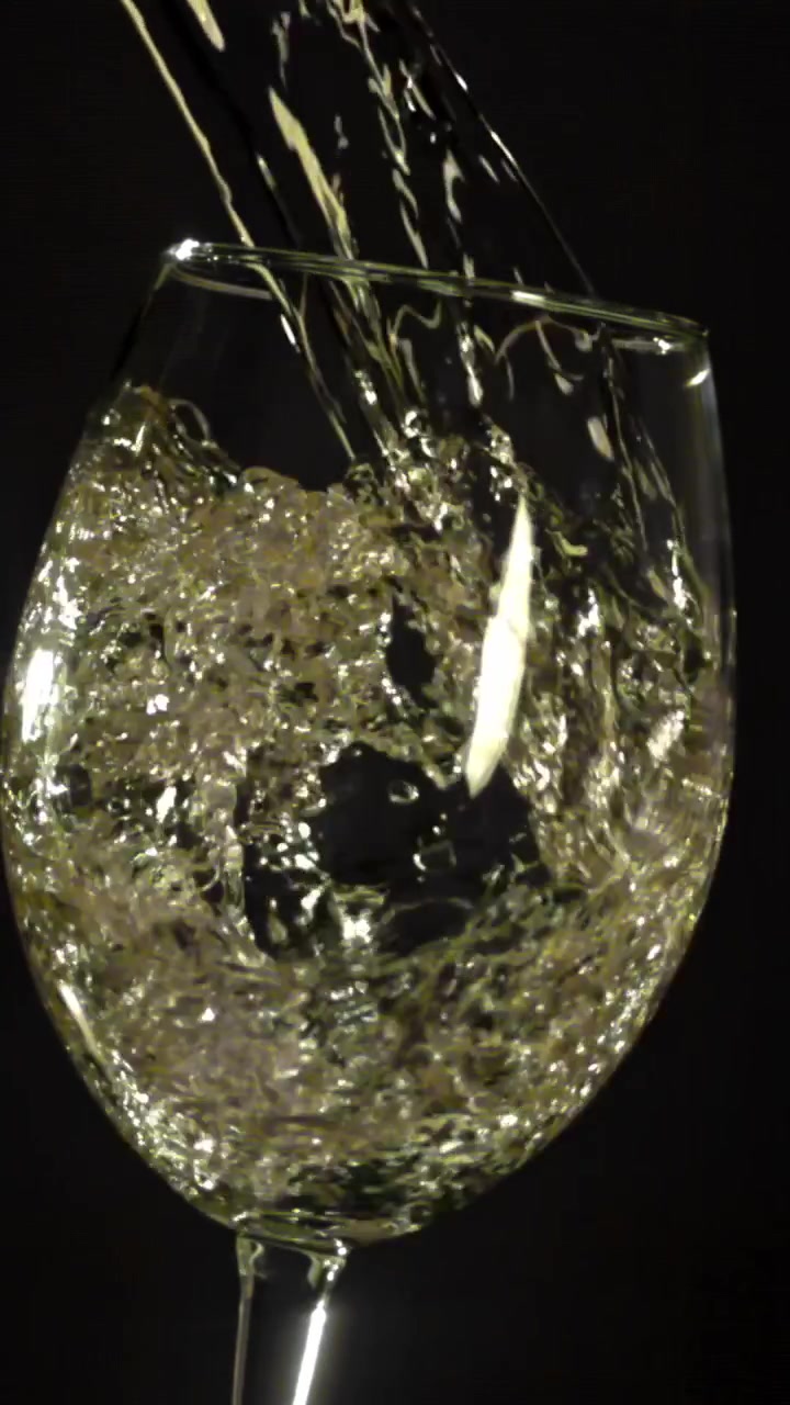 Versamento al Rallentatore di Vino Bianco in un Bicchiere