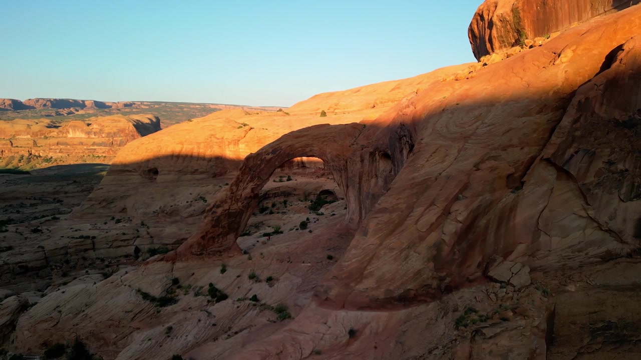 Filmato drone 4K che sorvola Moab, Utah, con l'iconico Arco Corona e il tortuoso fiume Colorado, catturando drammatici canyon di roccia rossa, paesaggi desertici e la bellezza panoramica del Sud-ovest