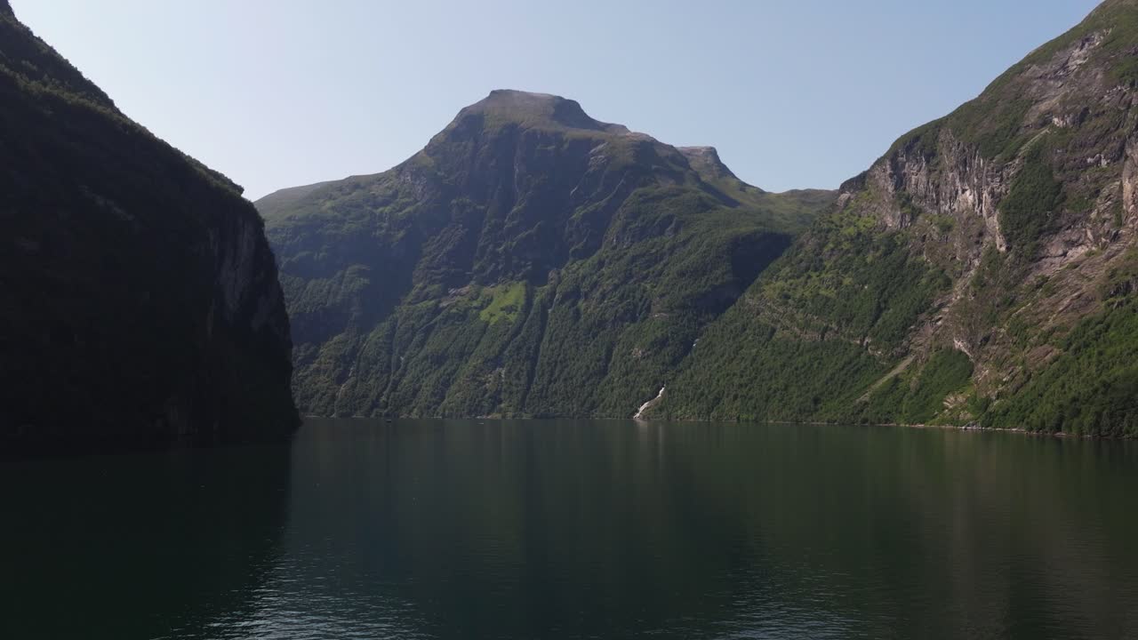 노르웨이의 geirangerfjord 위에서 촬영된 드론 사진입니다.