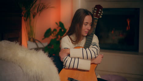 Mujer-Tocando-La-Guitarra-Escribiendo-Canciones-Componiendo-Música