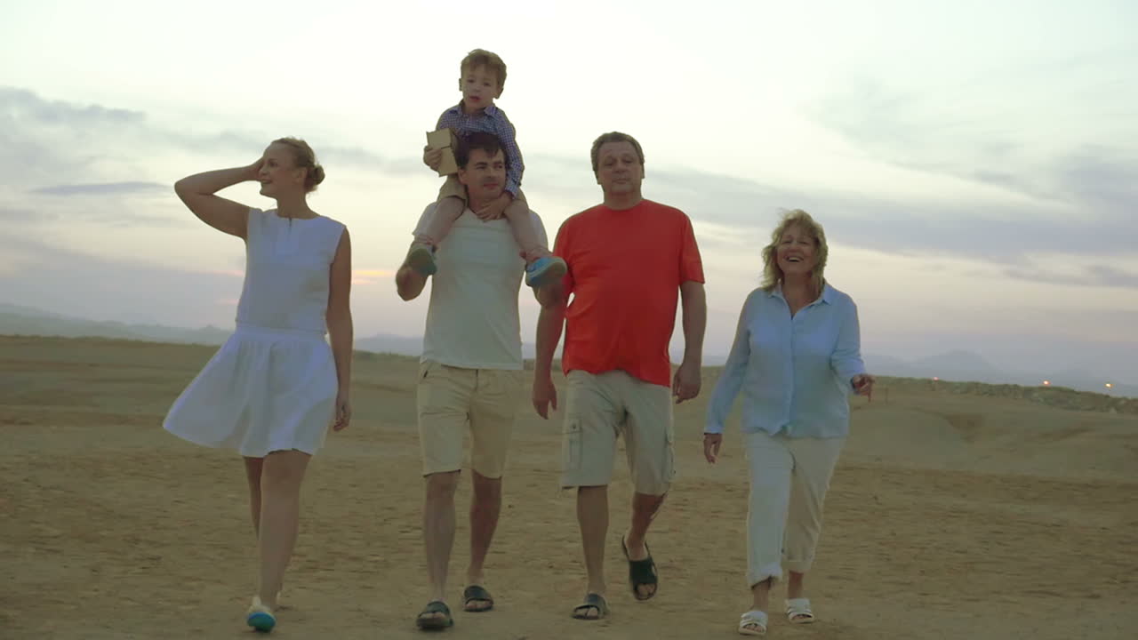 그들의 큰 가족은 행복한 휴가를 즐기고 있습니다.