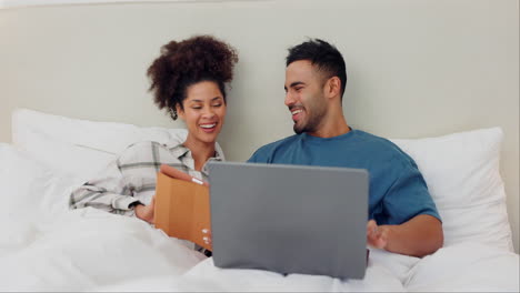 pareja, tableta y portátil con hablar en la cama
