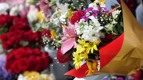 un ramo de flores de colores
