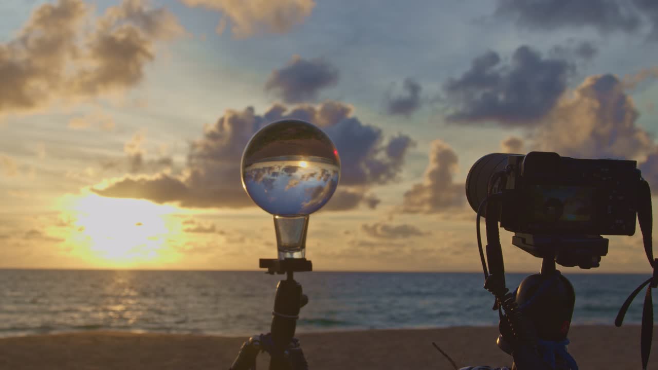 la cámara está tomando una foto de una bola de vidrio.