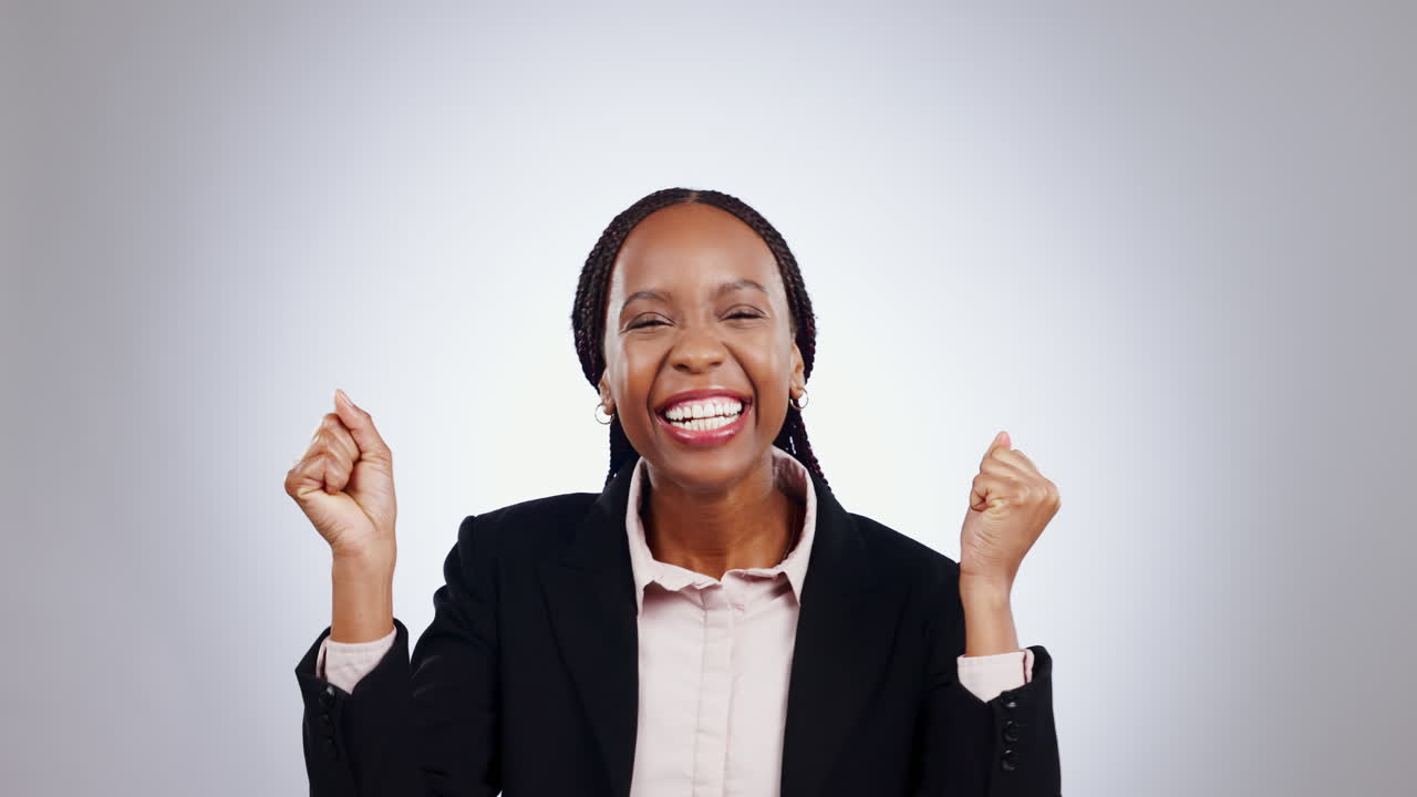 feliz, cara y mujer negra en el estudio con pequeño