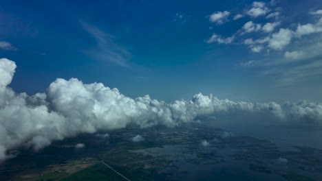 pov volando sobre las lagunas de la ciudad de venecia, italia, con un cielo azul profundo y algunas nubes
