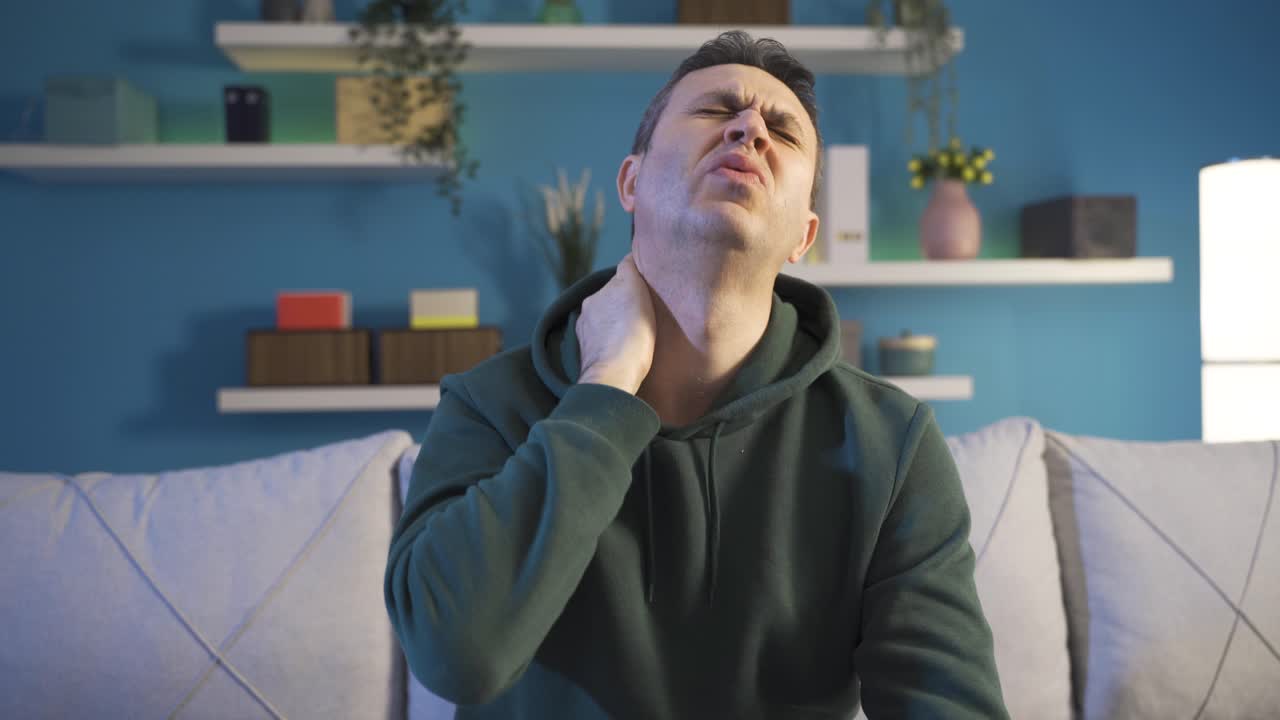 hombre con dolor severo en el cuello. retención del cuello.