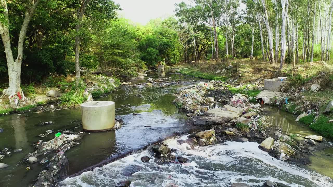 Anak sungai yang terkontaminasi penuh sampah di hutan