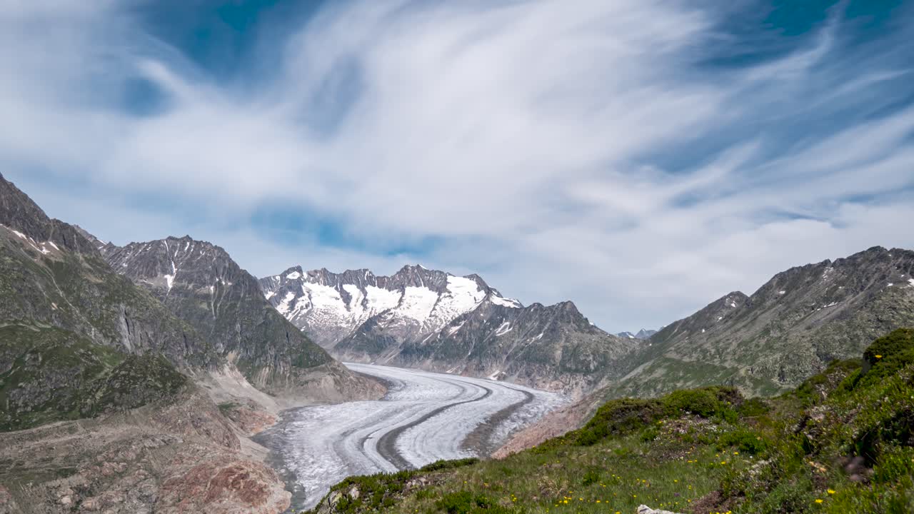 lapso de tiempo de nubes suaves como la seda pasan sobre el glaciar aletsch, el glaciar más grande de los alpes europeos