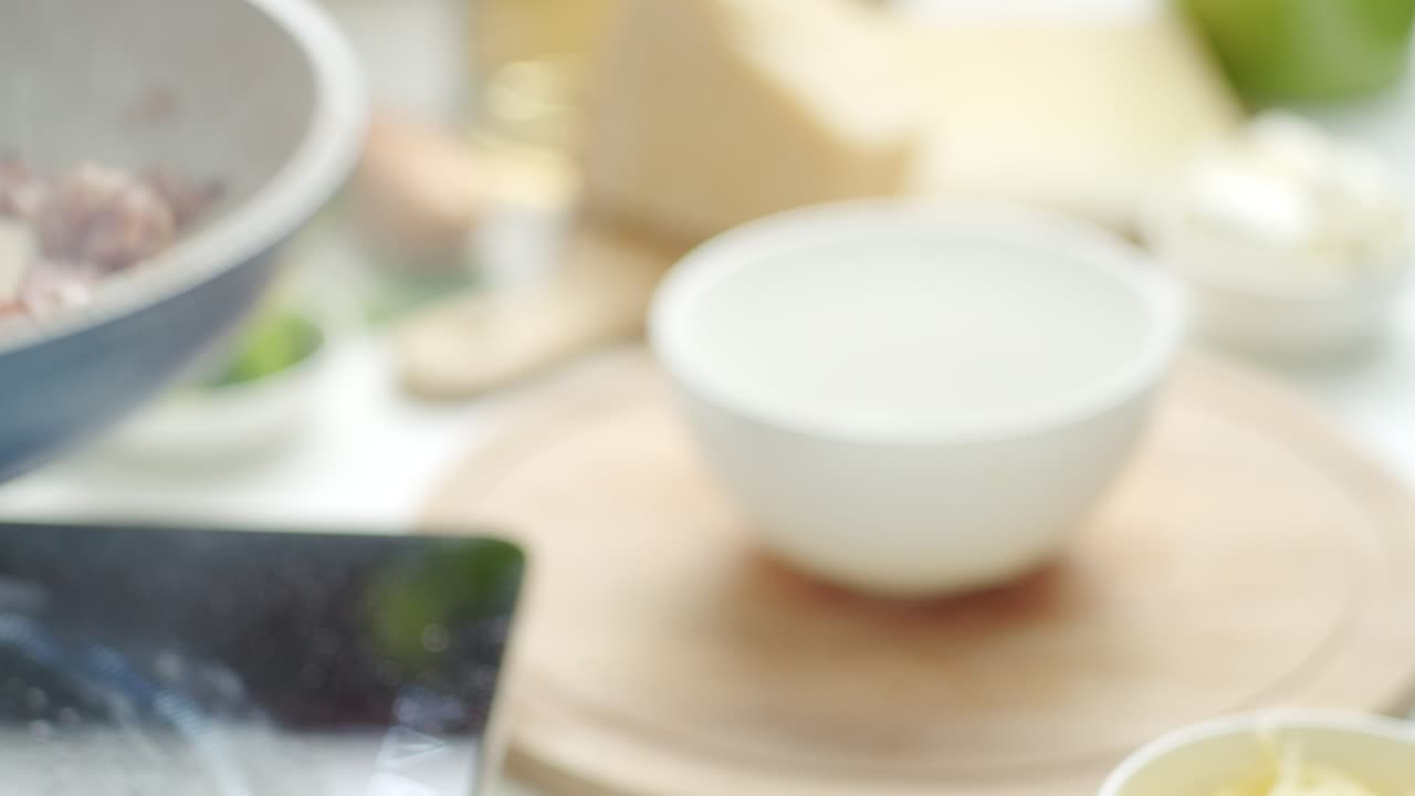 작물 여자 가 리소토 를 위해 베이컨 을 요리 하고 있다