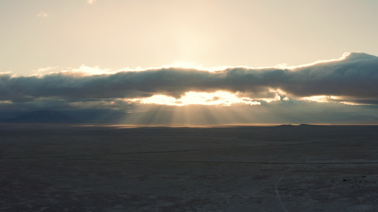hermosos rayos de sol de dios a través de las nubes sobre el vasto desierto al amanecer
