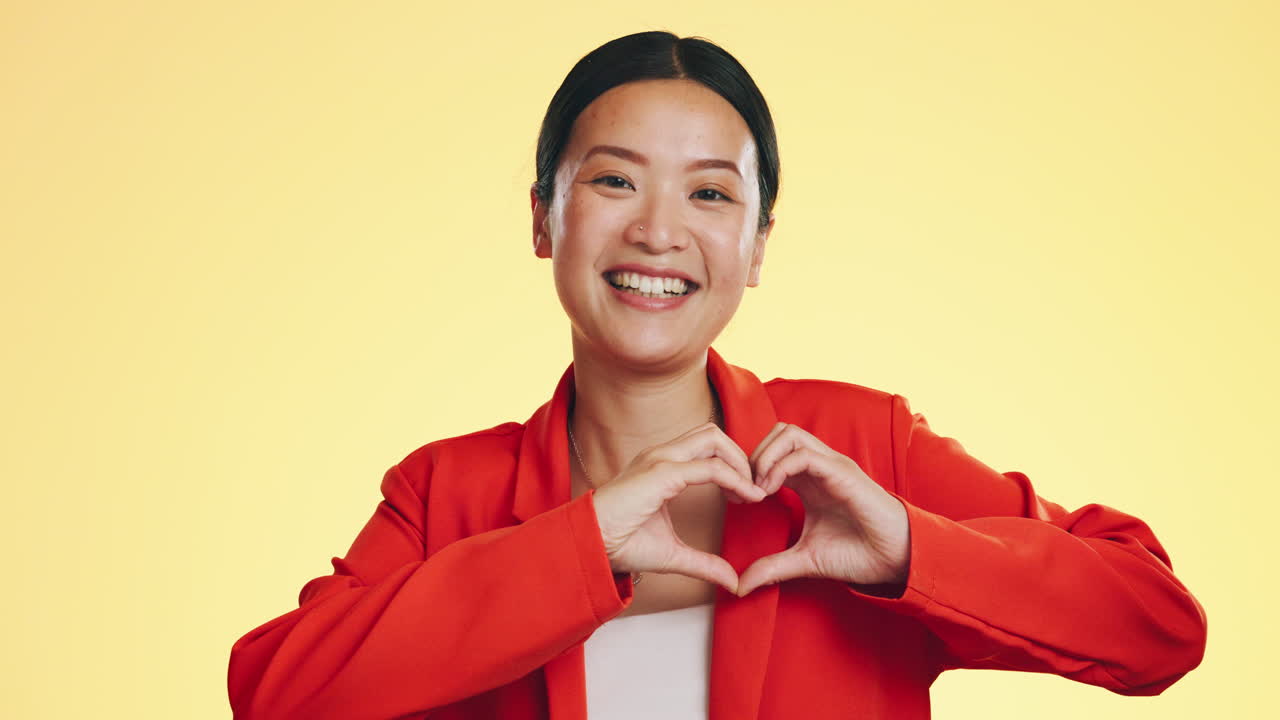 미소, 손에 심장과 아시아 여성의 얼굴