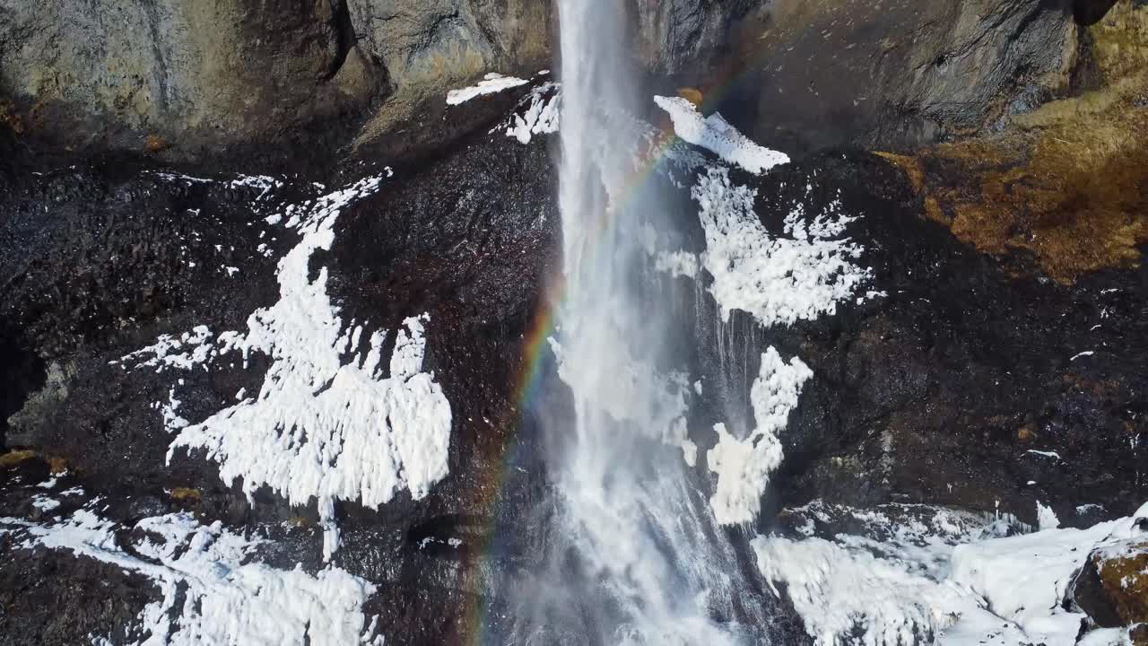 cascada en un acantilado nevado en invierno