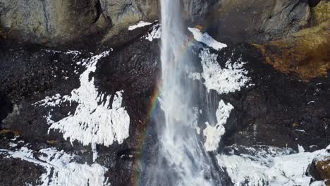 Wasserfall-Auf-Schneebedeckter-Klippe-Im-Winter