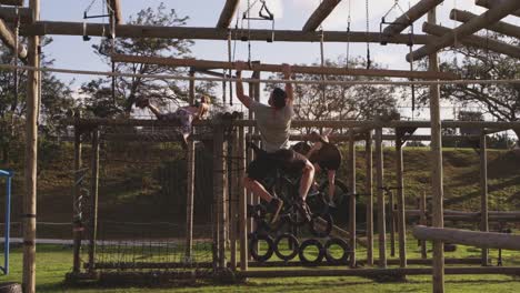 jóvenes adultos entrenando en un campamento de gimnasia al aire libre