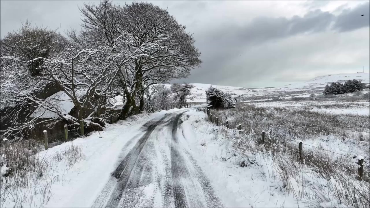 Un drone riprende meravigliose scene invernali e la prima neve della stagione sui monti Sperrin nell'Irlanda del Nord