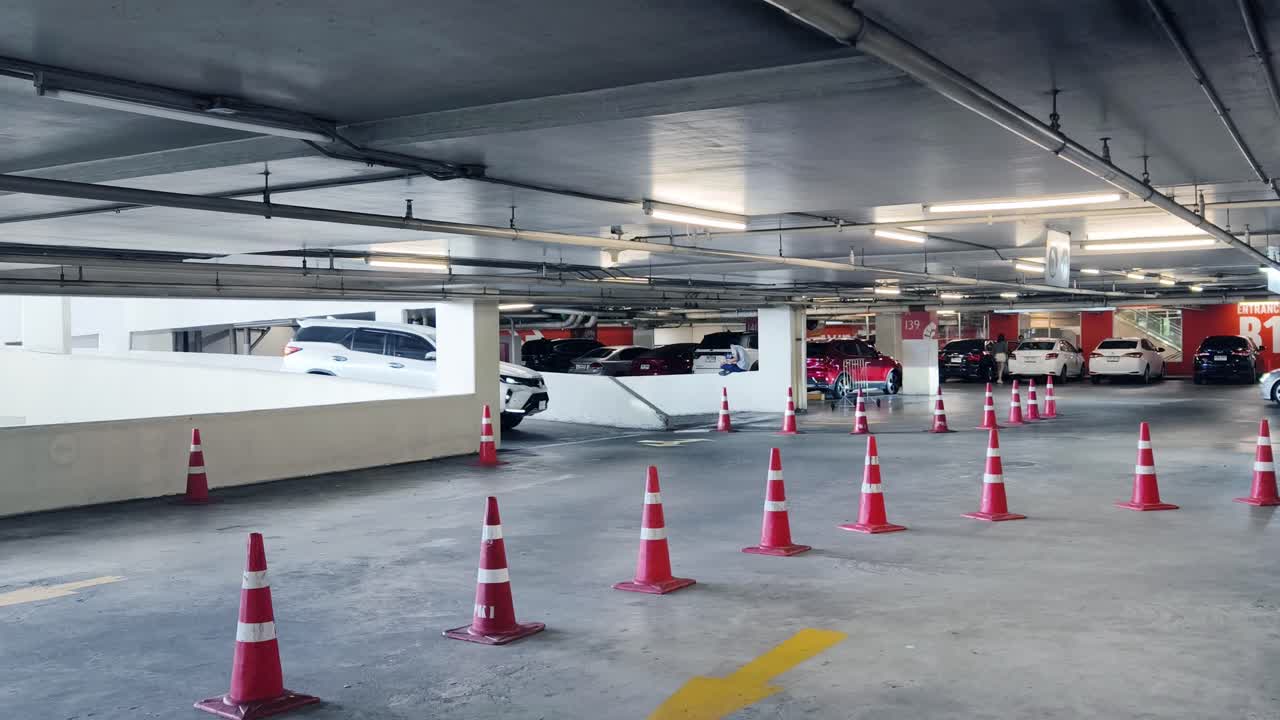 garaje de estacionamiento cubierto con lugares vacíos y conos de tráfico