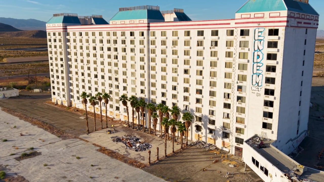 Un lento sorvolo aereo intorno a un hotel abbandonato 30 miglia a sud di Las Vegas mostra le rovine di un hotel e casinò un tempo popolare di 800 camere, chiuso durante la pandemia di Covid-19 e lasciato a decadere.