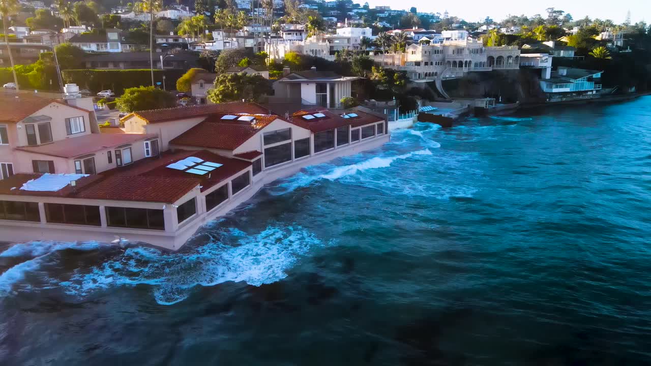 해안가 레스토랑을 강타하는 파도의 드론 뷰