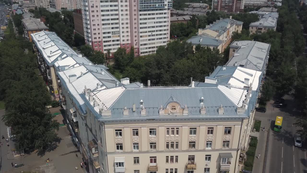 vista aérea de un edificio en una ciudad
