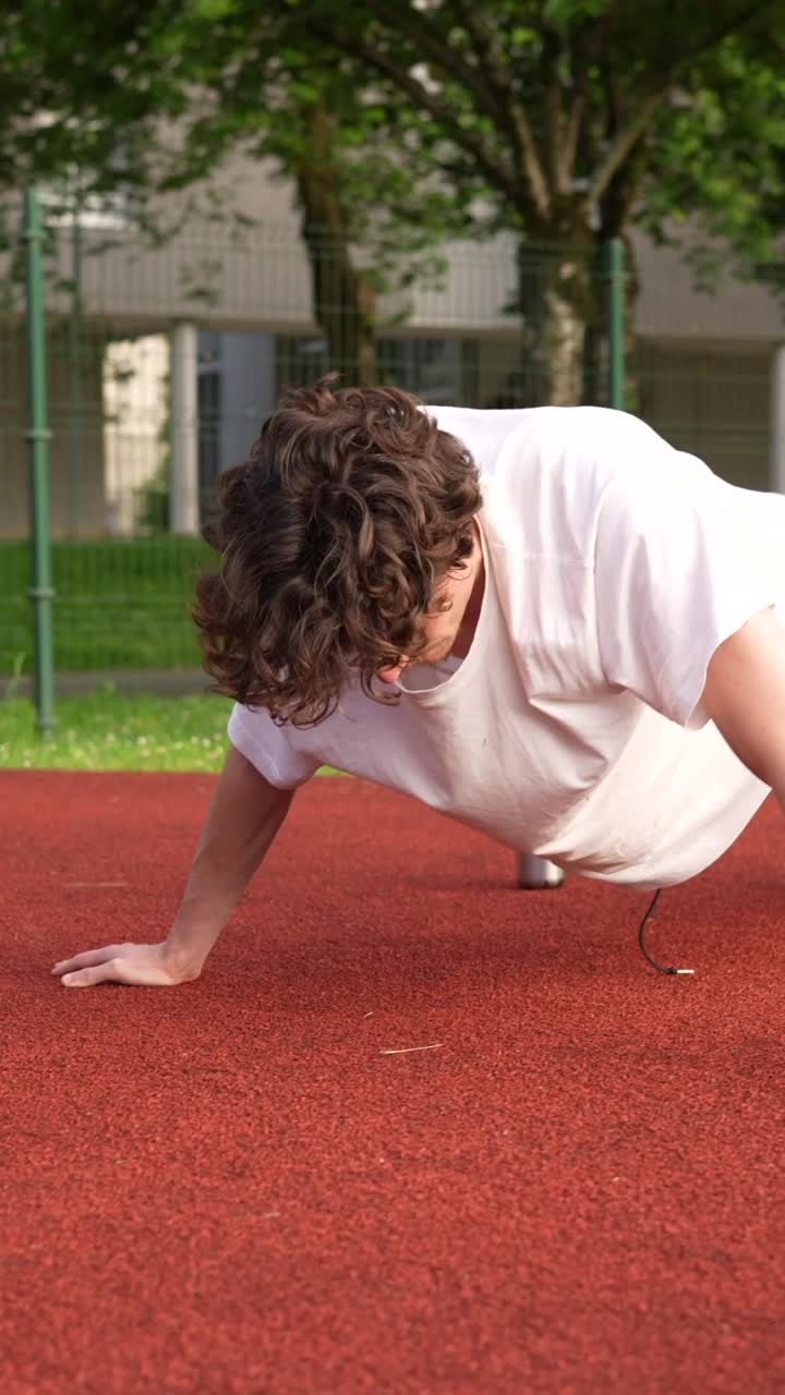 hombre haciendo flexiones al aire libre