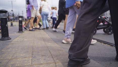 Pies-Humanos-Ocupados-Caminando.