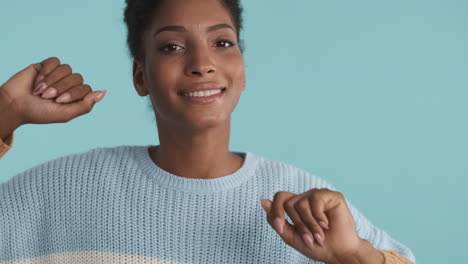 una mujer afroamericana sonriente bailando