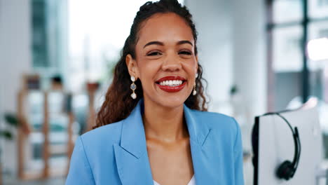 Business-woman,-face-and-smile-in-call-center