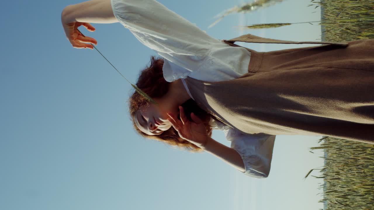 mujer en un campo de trigo