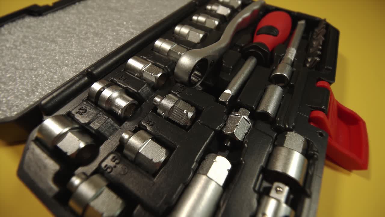 노란색에 나사기 열와 머리가 있는 개방된 도구 상자