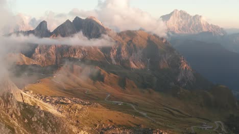 antena escénica en dolomitas italianas hacia monte cernera, puesta de sol de nubes malhumoradas bajas