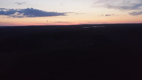 disparo de un avión no tripulado que rastrea una linterna del cielo sobre moorland en la isla de lewis