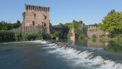 Luftaufnahme,-Die-In-Richtung-Stadttor-In-Borghetto,-Italien,-Fliegt