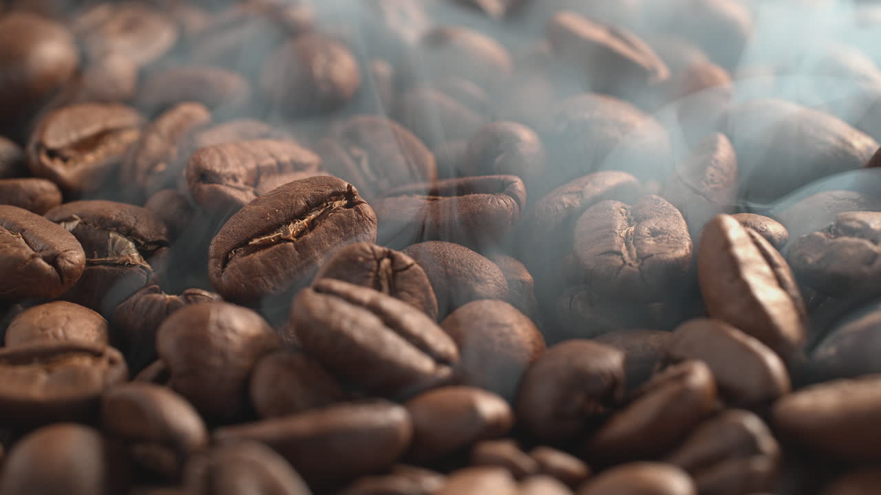 마크로에서 담배를 피우는 커피 콩, 향기있는 구운 어리의 상세한 질감