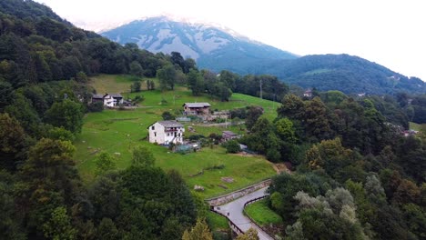 Drone-shot-of-houses-in-the-middle-of-the-mountains