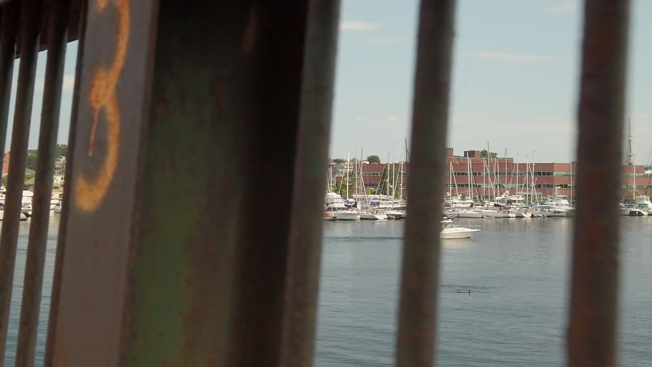 Boote liegen im Hafen von Boston.