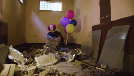 payaso aterrador en una casa abandonada